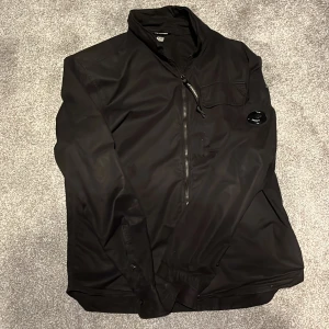 Svart overshirt från C.P. Company - Svart overshirt från C.P. Company i storlek small. Passar om du är mellan 170-180cm. Kan sänka pris vid snabb försäljning.
