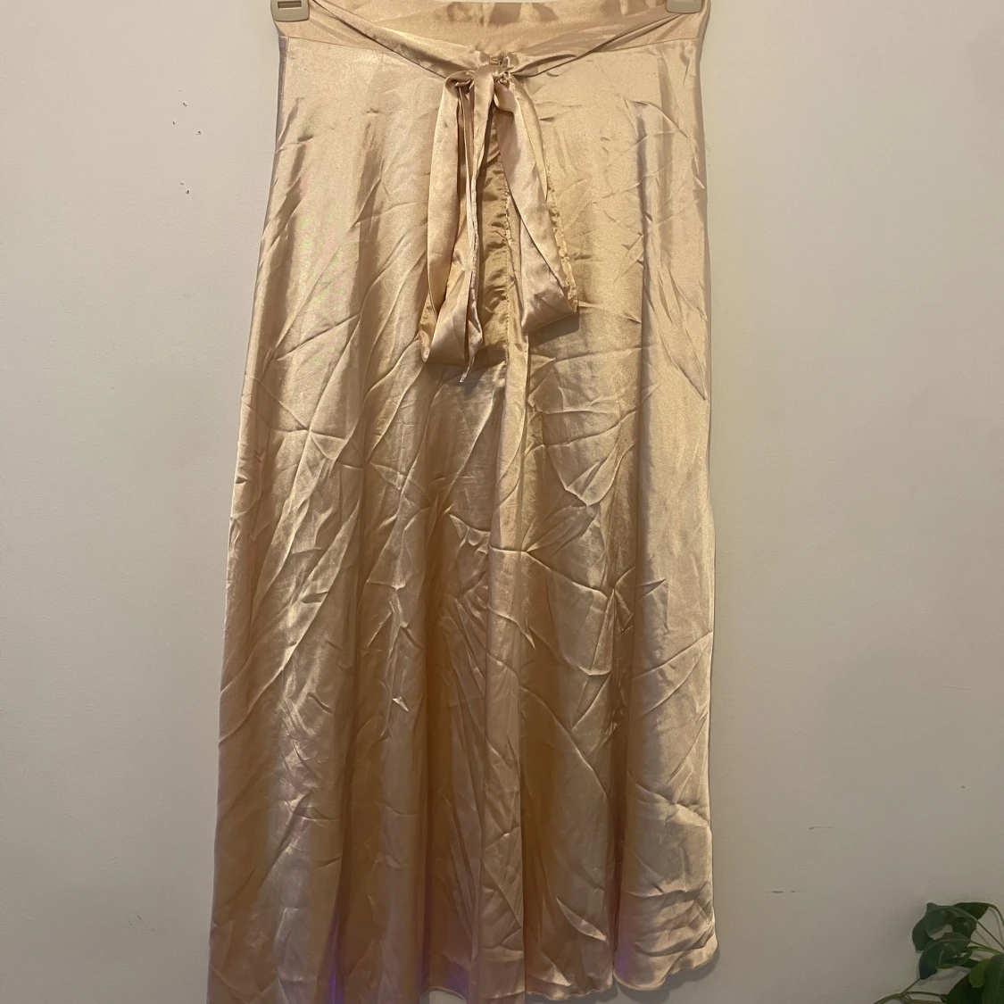 Champagnefärgad satinkjol med knyt - 1