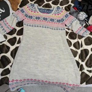 Stickad klänning från Ellos - Supermysig stickad klänning från Ellos med nordiskt mönster. 