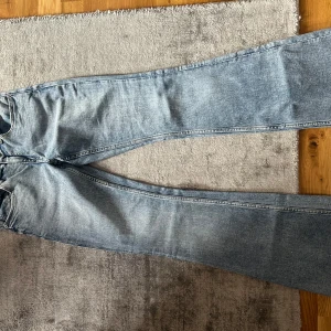 Blå straight jeans från Gina Tricot - Snygga ljusblå jeans från Gina Tricot med klassisk femficksdesign och boot cut. Modellen heter 'perfect jeans' och har normal passform med low/mid midja. Perfekta till sneakers eller boots för en chill look.