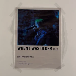 WHEN I WAS OLDER ” BILLIE EILISH ” - En snygg bok/poster med artisttema från 2020. Perfekt för dig som älskar musik och vill ha inspiration från scenen på väggen eller i bokhyllan. Citatet 'when I was older, i was a sailor on an open sea' ger en känsla av frihet och äventyr.