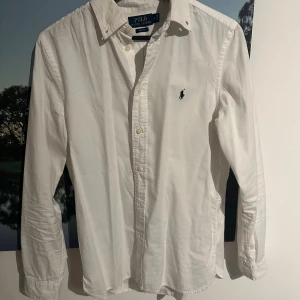Vit skjorta från Polo Ralph Lauren - Klassisk vit skjorta från Polo Ralph Lauren i storlek S. Knappt använd så mycket fint skick. Vid frågor så får ni gärna höra av er! 