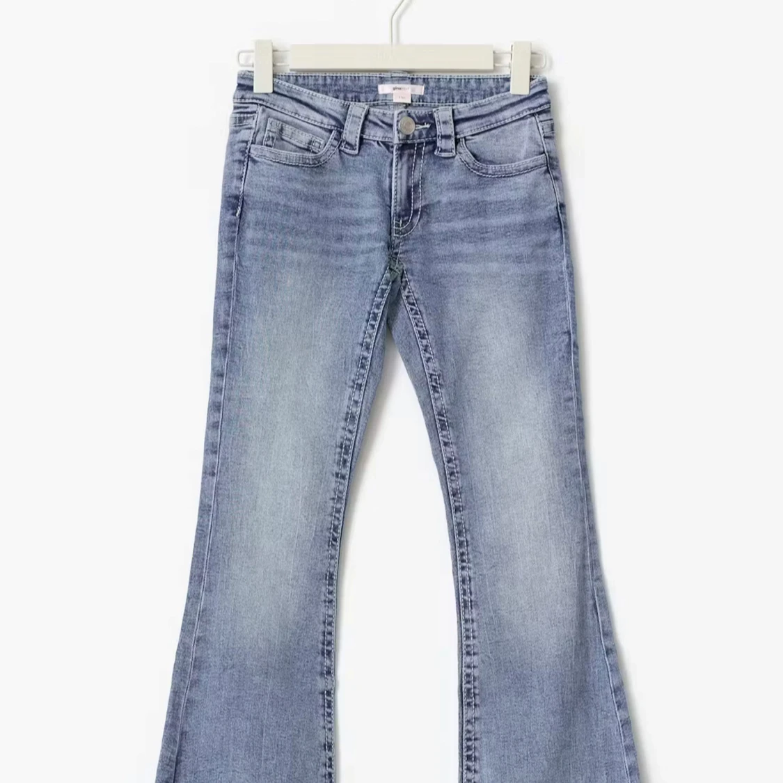 Ljusblå bootcut jeans med broderade fickor - 1