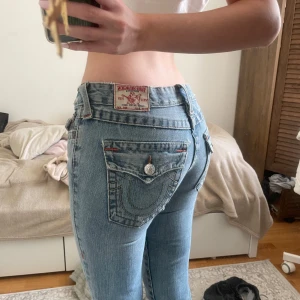 Extremt snygga jeans - Extremt snygga true religion jeans! En av mina personliga favoriter som jag nu beslutat att sälja. Dessa är vintage men är i perfekt skick. Står storlek 28 i jeansen, passar bra på mig som vanligtvis brukar bära en 36/S. Meddela mig för mått etc.