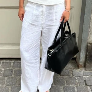 Vita linnebyxor  - Snygga vita linnebyxor från NA-KD i storlek M. Byxorna är mid waist, har raka ben och stängs med dragkedja och hyska. Perfekta för en fräsch och chill look, med fickor på sidorna och skön passform. Säljer då jag inte kan knäppa dem för de blivit för små för mig 💓 