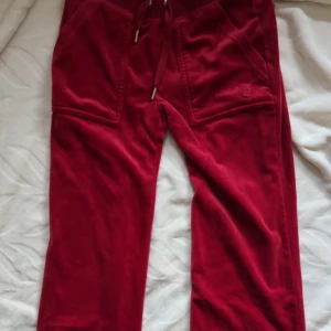 Röda mjukisbyxor från Juicy Couture - Träffas endast i haninge. priset kan diskuteras. hade haft på mig de bara 3 gånger och tyckte inte att färgen passade❤️
