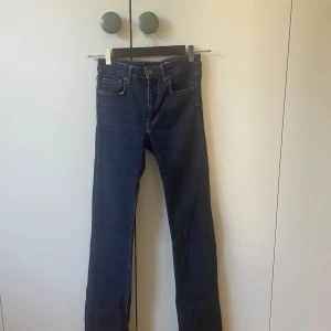 Skitsnygga jeans! - Skitsnygga bootcut jeans från zara som är mörkblå med snygga sömmar som detaljer!!🤗Pris går att diskutera🧚‍♀️