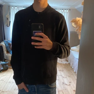 Stickad crewneck - En stilren svart stickad tröja från Selected Homme. Tröjan har rund halsringning, ribbade muddar och är långärmad. Perfekt för dig som gillar en enkel och klassisk look. Passar till jeans eller chinos för en clean outfit. 