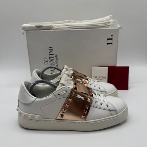 VALENTINO ROCKSTUD - Valentino rockstud - Skick: 9/10 - Storlek 38,5 sitter som 39 - Tillbehör: Box & Dustbag & Extra nitar - Nypris 7700kr - Hör av dig vid minsta fundering
