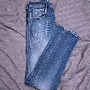 Replay anbass - Säljer mina blåa replay anbass jeans med slitningar. Storlek 29/32. Jeansen är i väldigt fint skick och har inga defekter eller några som helst tecken på användning. Nypris är 2200. Bara att höra av sig vid frågor eller funderingar.