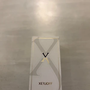 Xerjoff Erba Pura  - Snygg och exklusiv parfym från Xerjoff i en blå flaska med gulddetaljer. Perfekt för dig som vill sticka ut med en lyxig känsla. Namnet 'Erba Pura' syns på flaskan. Från början 100 mL men nu runt 90 mL