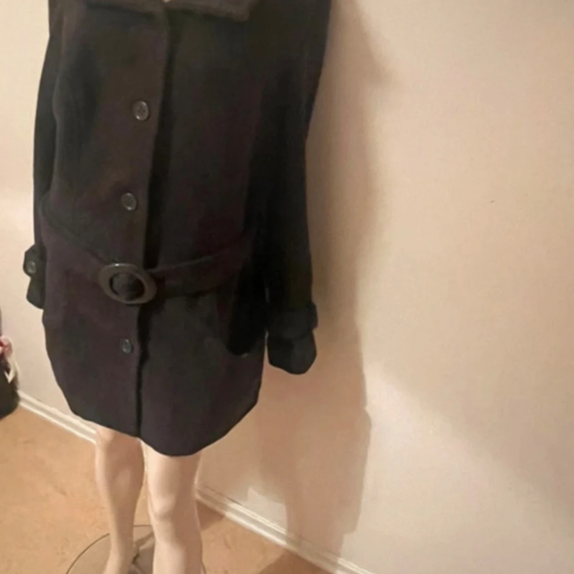 Svart kappa med bälte och knappar - 1