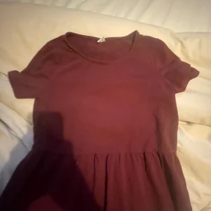 vinröd tröja ifrån Lindex! - Inte alls använd,  Storlek 158/164❣️