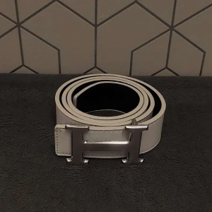 Vitt bälte med H-spänne - Vitt bälte med stort silvrigt H-spänne || 110 cm || Pris kan diskuteras vid snabb affär