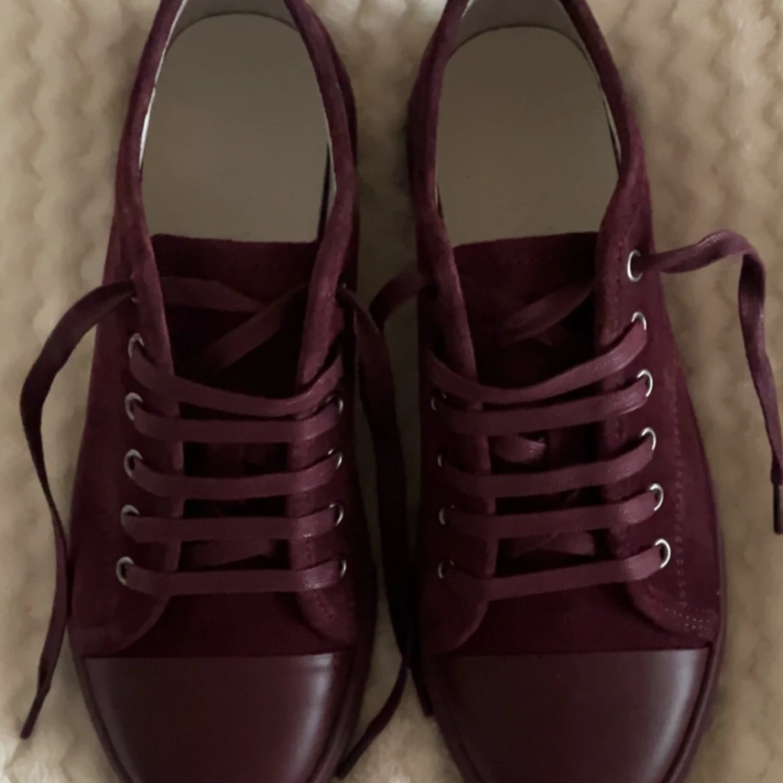 Vinröda sneakers från Lanvin - 1