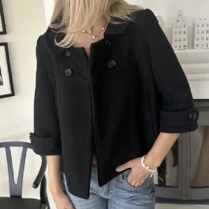 Svart kavaj med knappar - Supersnygg trekvartsärmad jacka, Pefekt till våren/sommaren❤️skriv för mer bilder, gör en Intressekoll just nu och ser om d är några intresserade, priset kommer inte sänkas!