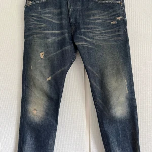Diesel Jeans  - Schyssta jeans från Diesel, fin tvätt och snygga slitningar. Strl W32 L34!
