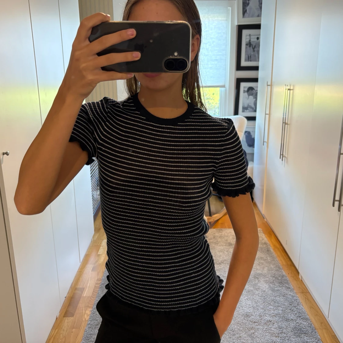 Blåtvit randig T-shirt med volangärm