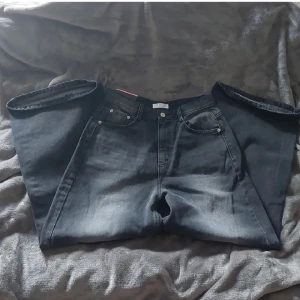 Svarta wide jeans från Lewkin - Ljus tvättad svarta baggy jeans från Lewkin 