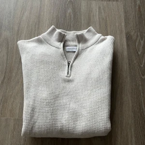 Beige halfzip tröja  - Säljer denna fräscha beiga haltzip | Nästan oanvänd | uppskattas från 170cm till 180cm | priset är ej hugget!
