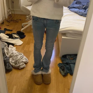 Ljusblå jeans - superrr snygga jeans från c denim, inte jättefint sytt (se bild 4 o 5) BUDA!!!