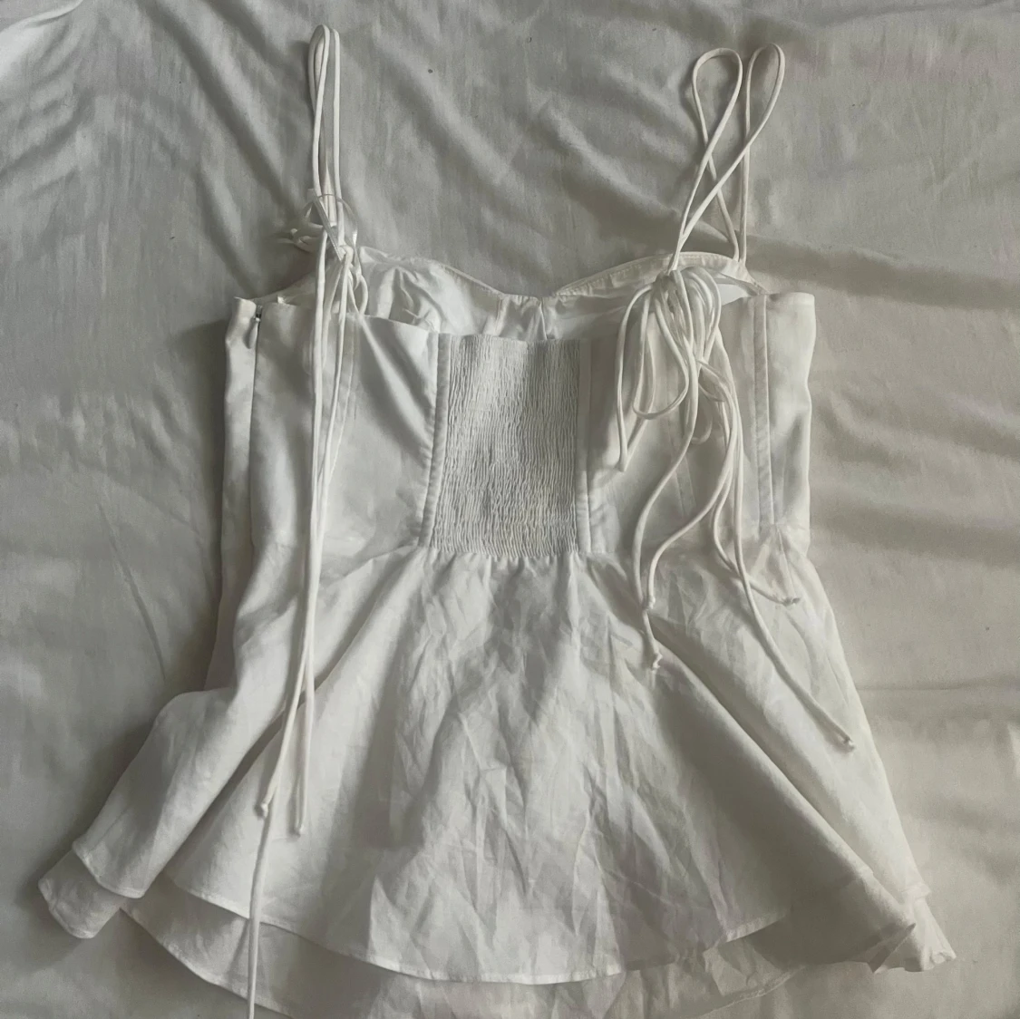 Vit linnetopp med tunna axelband - 2