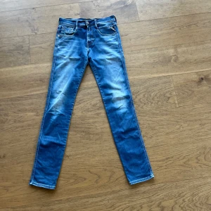 Blå Replay jeans skinny fit - Bekväma jeans från replay med en stil ren luck.       Stl 34/29.  Men  skulle säga att dem passar 32 i längd 