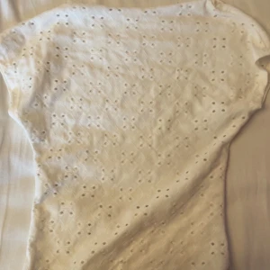 Vit broderad blus med hålmönster - Snygg backless top