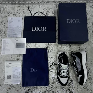 Dior b25 skor - Dior skor modell b25, skorna är helt nya aldrig använda, allt som är på bilden medföljer.