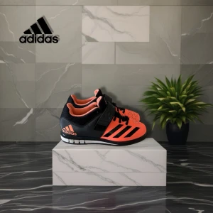 Adidas Powerlift träningsskor orange/svart - Säljer ett par Adidas Powerlift träningsskor i orange och svart med klassiska tre ränder på sidan. Skorna har snörning, kardborreband för extra stöd och ventilerande mesh på ovandelen. Perfekta för gymmet och styrketräning. Aldrig använda men kartongen finns inte kvar.