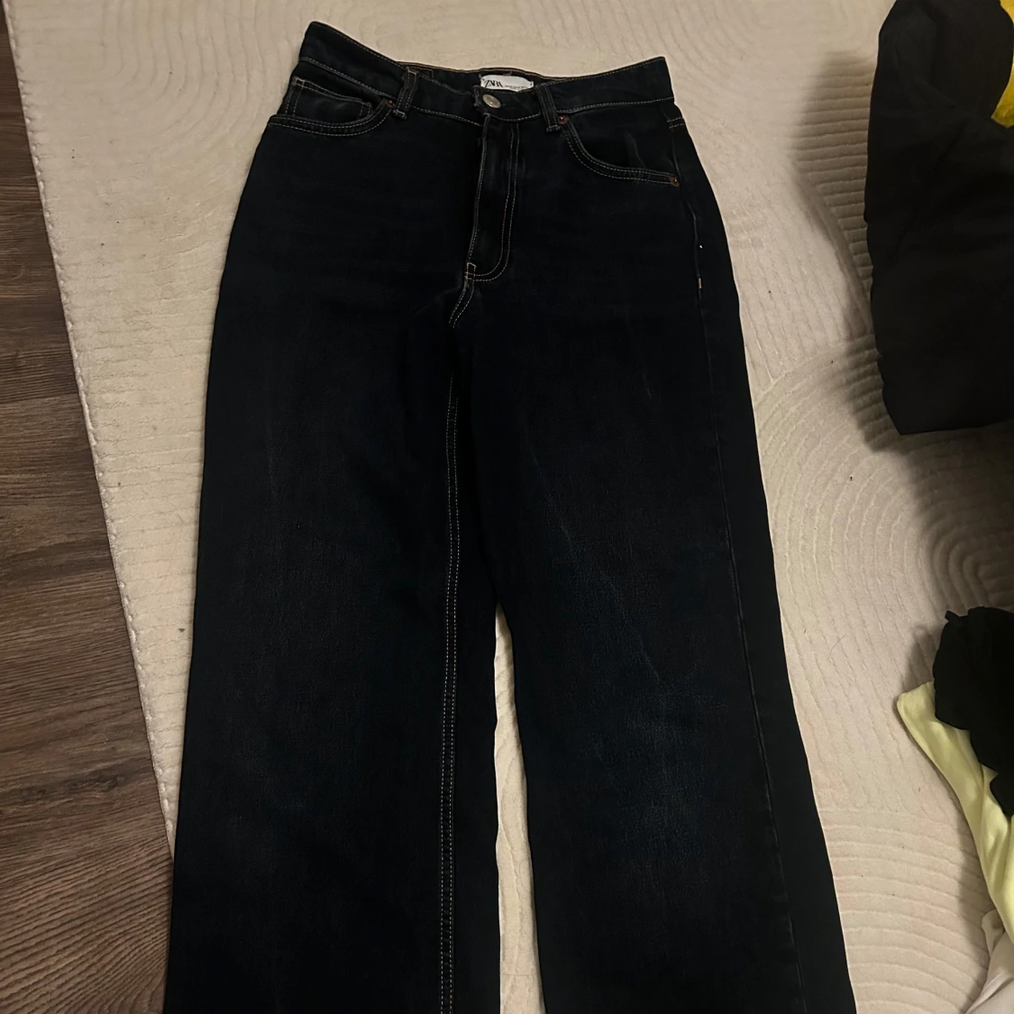 Mörkblå wide jeans från Zara