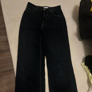 Mörkblå wide jeans från Zara - Mörkblå jeans från Zara med hög midja och raka, vida ben. 