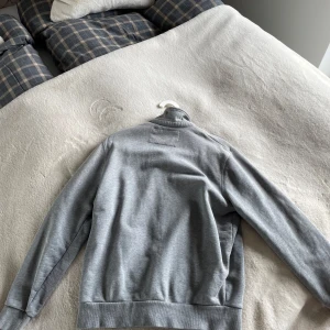 Grå kofta  - Snygg grå kofta från Ben Sherman med bruna knappar och två stora fickor framtill. Tröjan är Xl men passar mer som Large. 