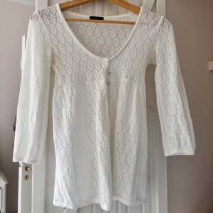 Vit spetsblus - Supersöt vit blus från Topshop med spetsmönster☺️