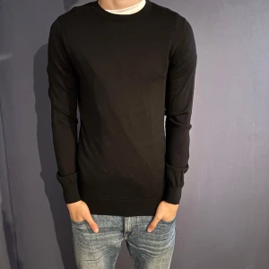 Svart merinoulltröja från Dressmann - Säljer denna svarta stickade tröjan från dressman i merinoull! Tröjan är  fint skick och är köpt för ungefär 799kr. Mitt pris: 399. Hör av er vid frågor eller funderingar