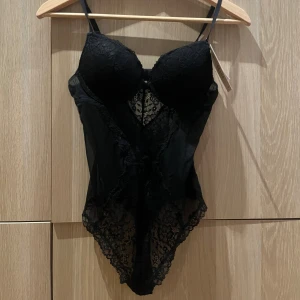 Svart spetbody - Svart spetsbody från H&M. Ej använd pga fel storlek, lapp kvar🥰