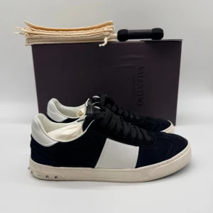 VALENTINO FLYCREW SNEAKERS - Valentino flycrews - Skick: 9,9/10 testade en gång , alla nitar är kvar - Tillbehör: Box, dustbag, kort, extra snören - Storlek 41,5 sitter som 42,5 - Nypris ca 8000 - Går ej att få tag på nya - deluxecloset