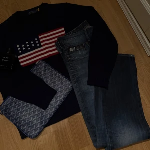 G-Star Raw mörkblå jeans straight fit - Säljer ett par stilrena jeans från G-Star Raw med tvärfet wash. Storlek 32/32. Plagget är i bra skick med slitningar gjorda med flit som gör designen fetare. Hör av dig vid frågor!