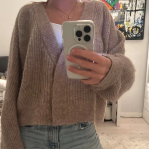 Beige stickad kofta!! - Mysig tjock beige kofta!! Super söt samt perfekt nu inför hösten!! Sparsamt använd!! ❣️