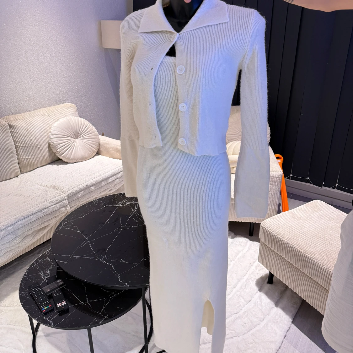 Vit ribbad lång stickad klänning