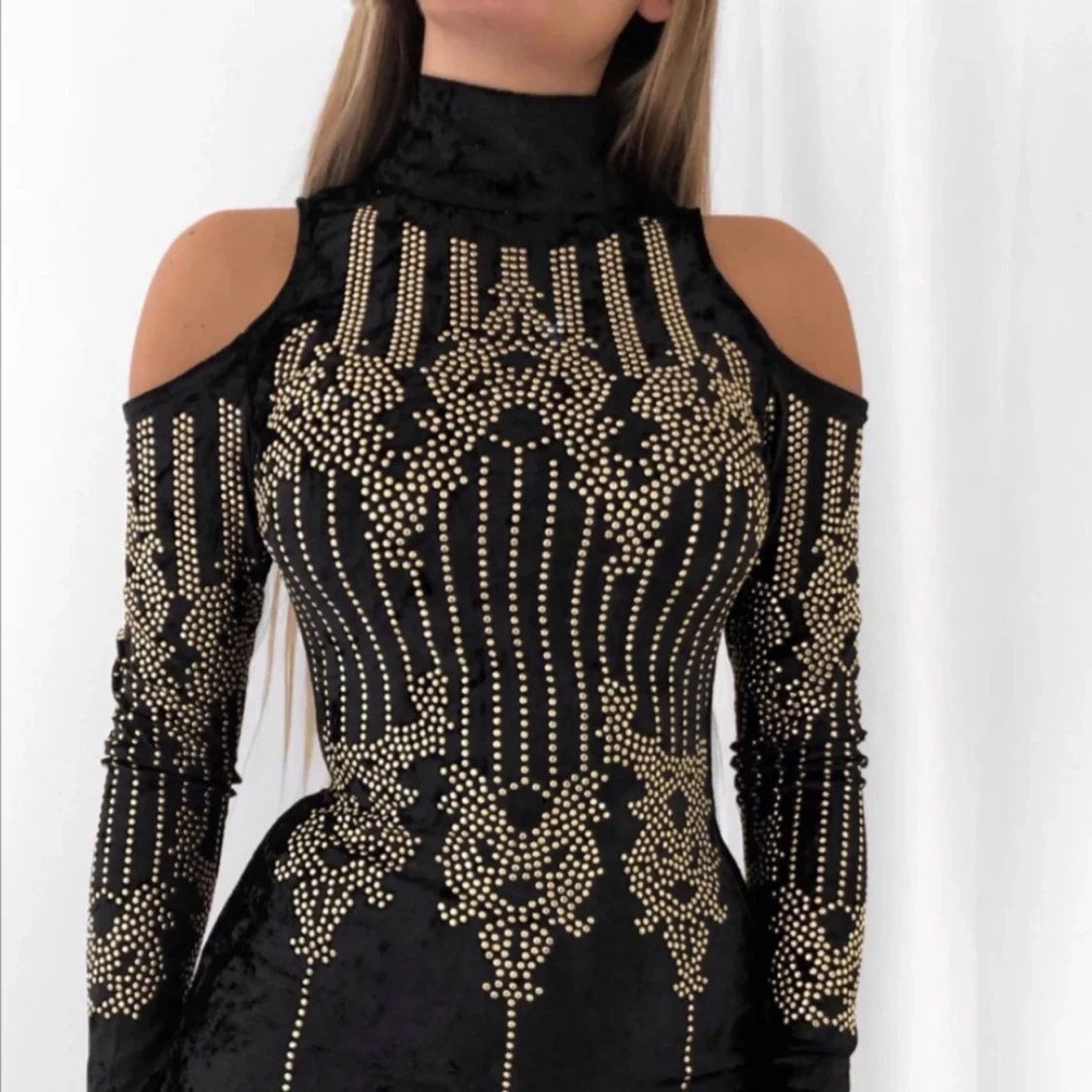 Svart sammetsklänning med guldmönster