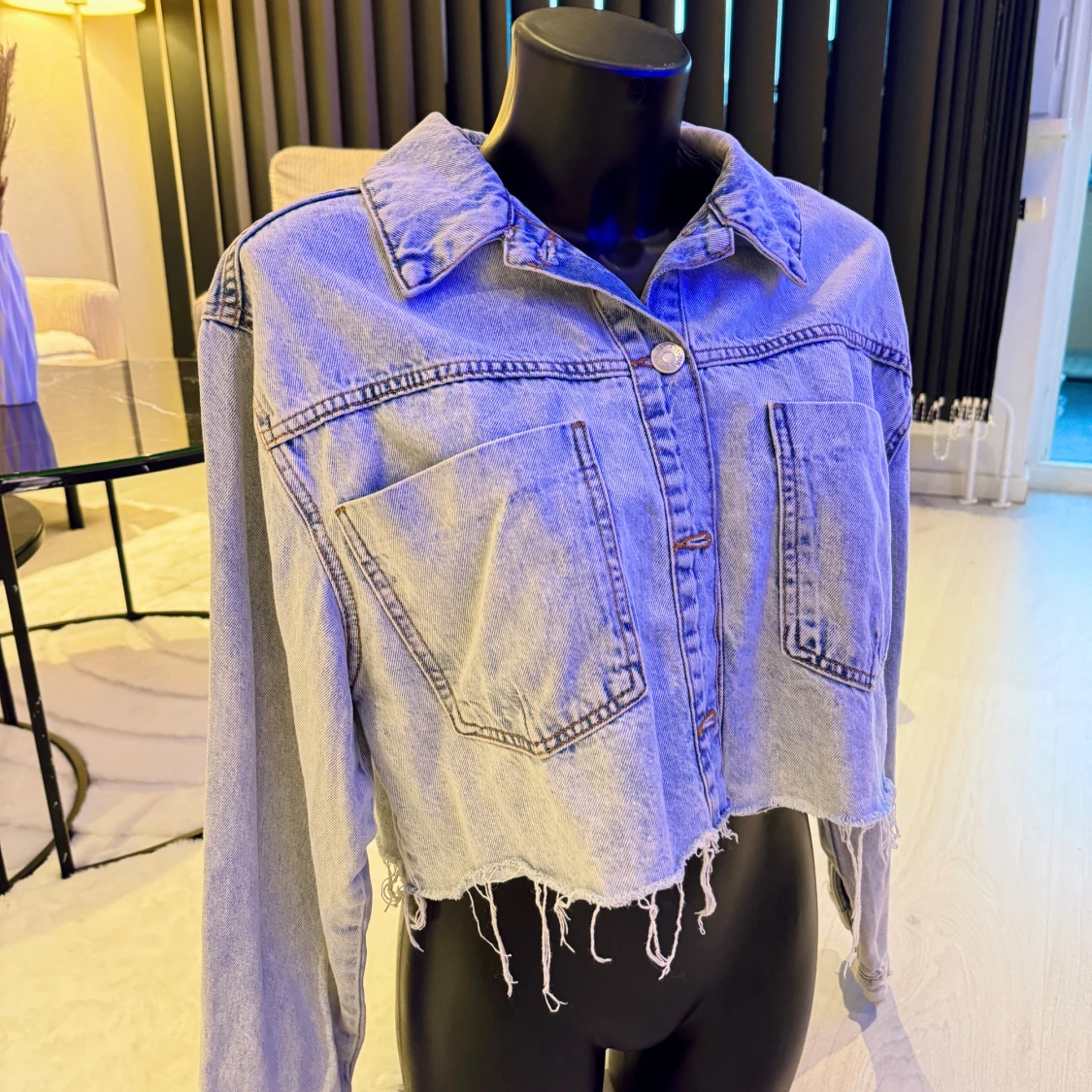 Ljusblå croppad jeansjacka från Zara