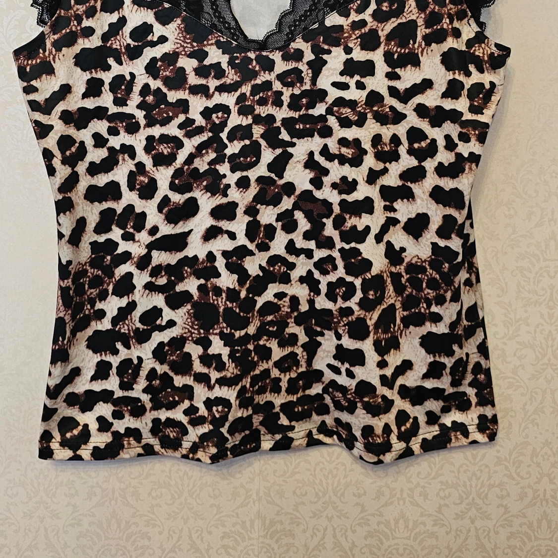 Leopardmönstrad topp med spetsdetaljer