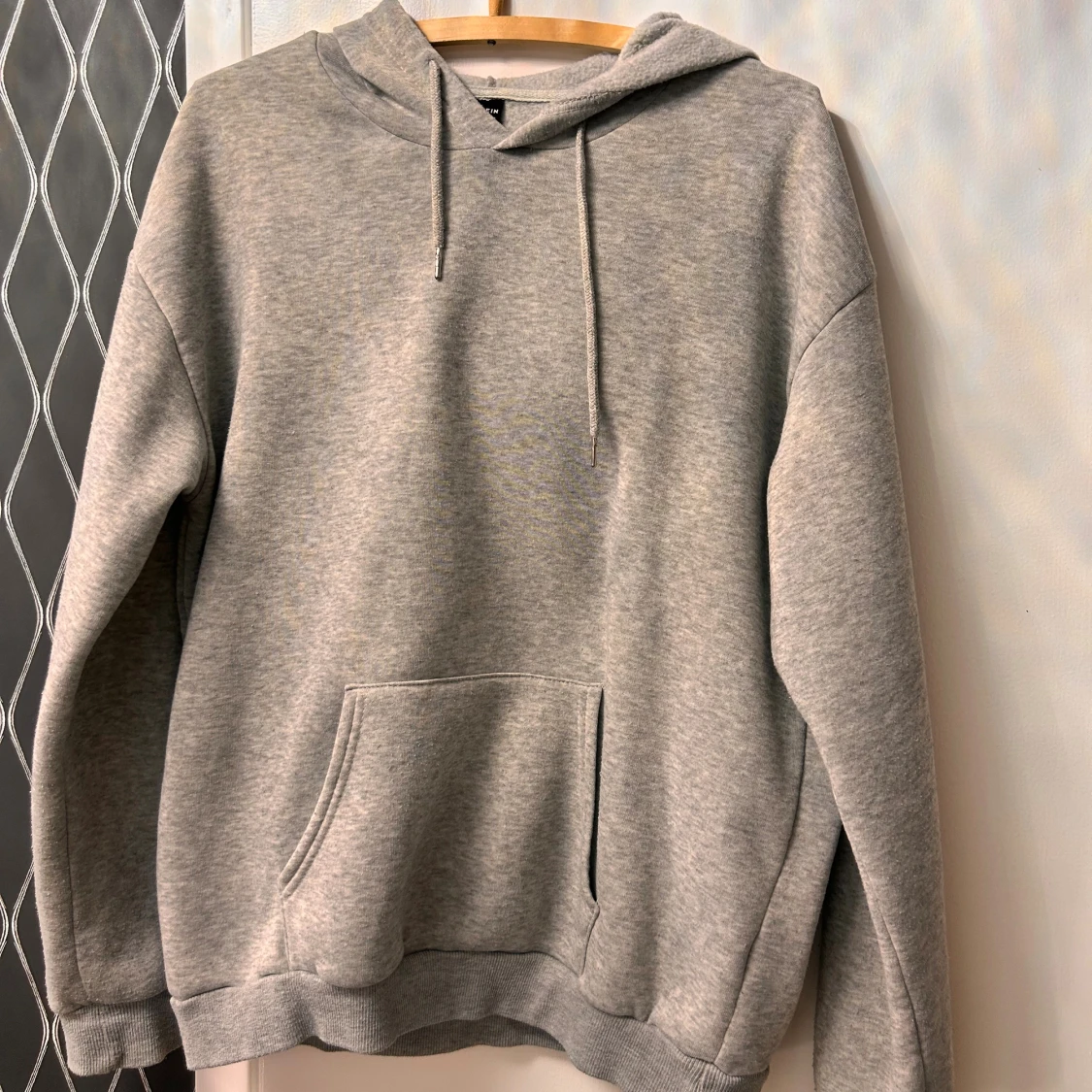 Grå hoodie