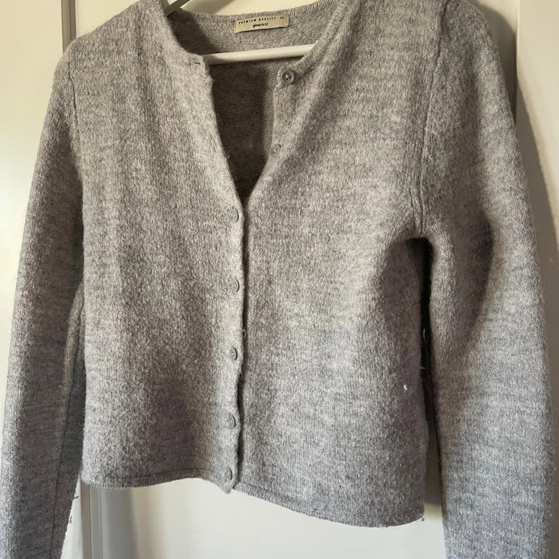 Grå stickad kofta från Gina Tricot - 1