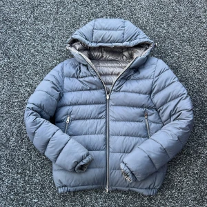 Herno jacka - Säljer nu denna extremt snygga herno jacka! Denna kan vändas ut o in! Så den är mörkblå men kan även vara mörkgrå! Sjukt coolt och najs med variation ! Size: 46/xs-s! Skulle säga att den passar för dig mellan 165-177! Skick: 9/10 inga defekter eller konstigheter! Hör av dig vid frågor eller funderingar 🙌