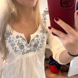 Somrig blus  - Jättesöt blommig blus som aldrig kommer till användning. 