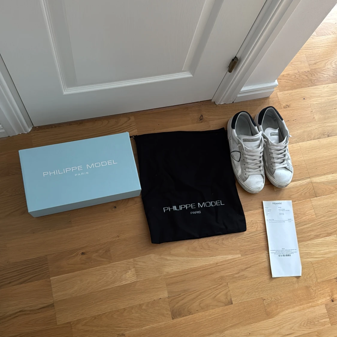 Philippe Model vita sneakers mocka blå