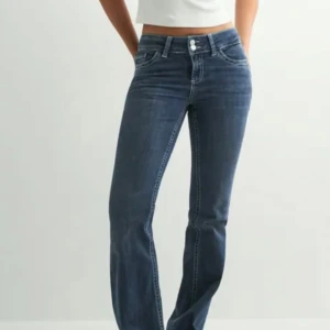 Low waist bootcut jeans - Mörkblåa jeans från Nelly. Använda men är i ett mycket fint skick💙ordinarie pris hos Nelly är 700kr. 