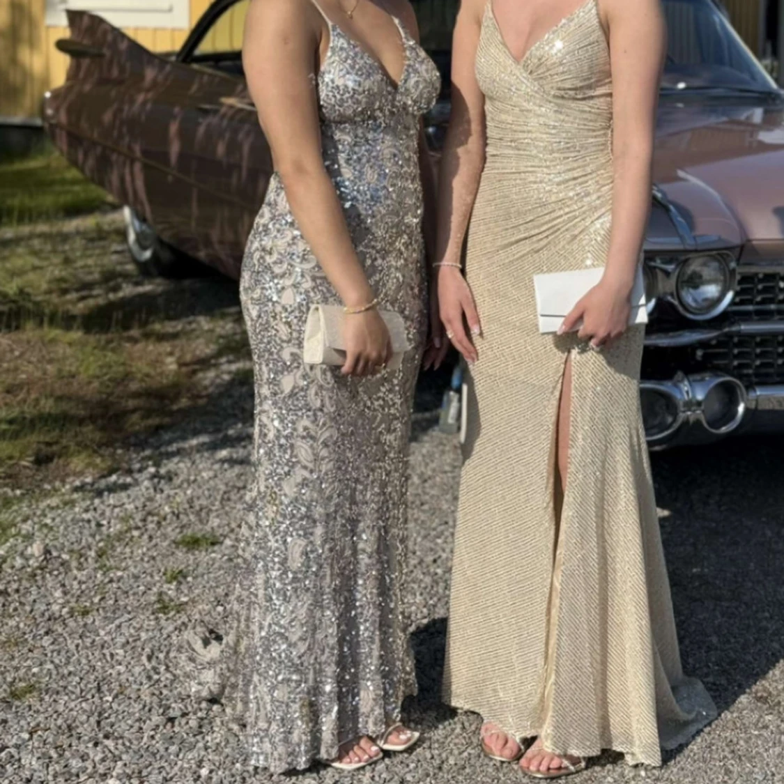 Glittrig silver balklänning med öppen rygg - 3